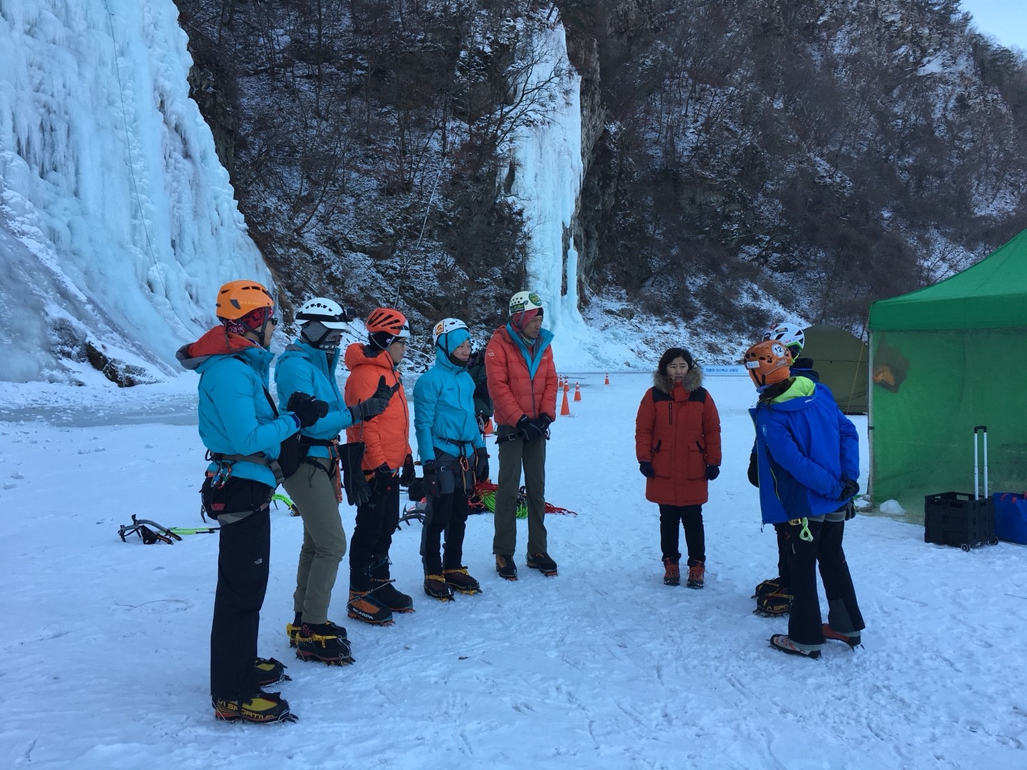 認真聽金教練說明冰攀技巧