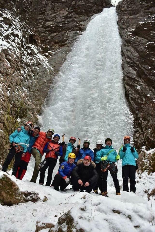 冰壁當背景拍照就是壯觀