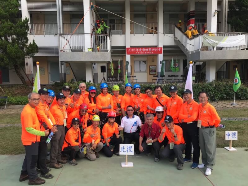 山難搜救成員與程鯤董事長合影