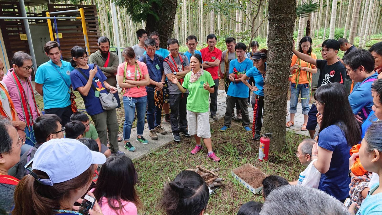 本次研習營匯集了台灣山岳領域63位男女好手,進行野外緊急醫療及常用繩結與野外緊急生火技術分享等山野活動技能