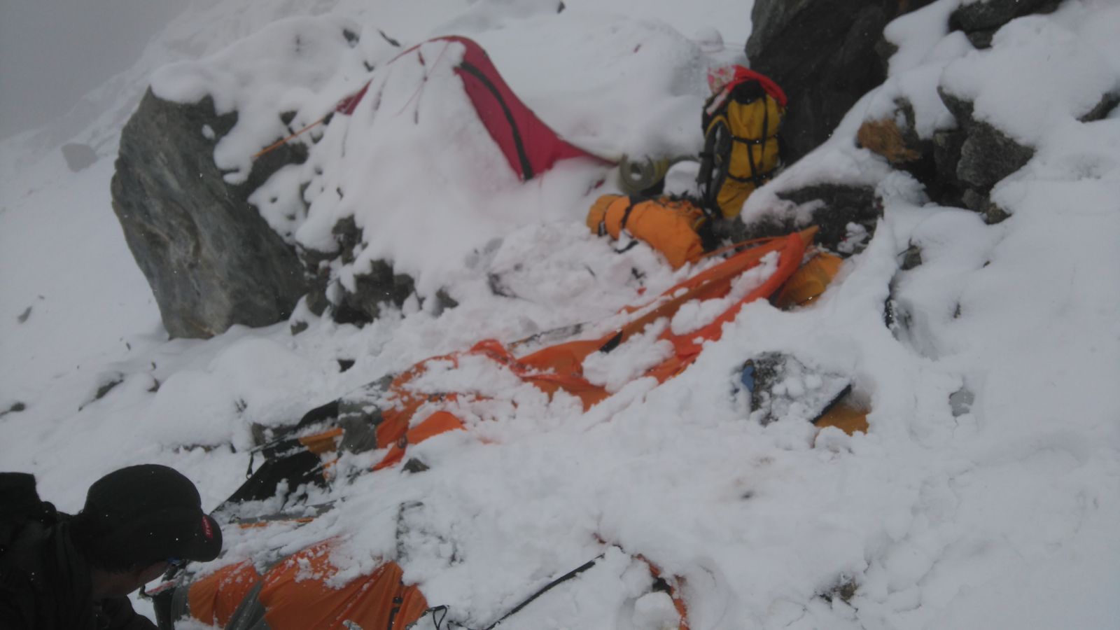 被埋入雪堆與落石中的裝備