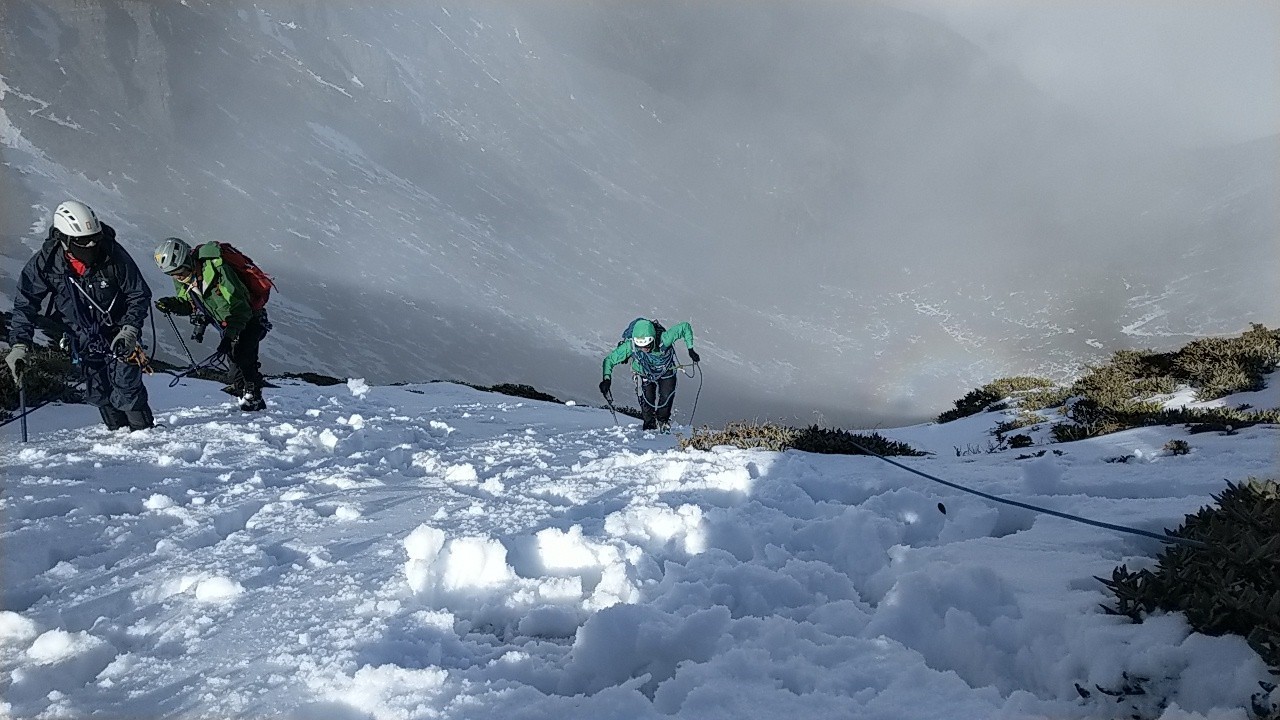 8K5班學員於雪山雪訓,雪地徒步行走以及滑落制動操練。