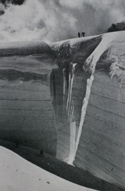 南迦帕巴峰第東北稜第三營與第四營之間巨大的冰壁與裂隙